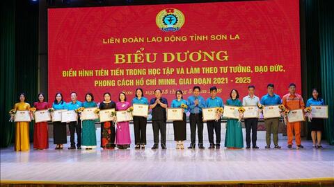 Học và làm theo Bác: Nhân rộng điển hình tiên tiến trong lao động, sản xuất và công tác