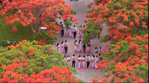 Bác Hồ với học sinh miền Nam