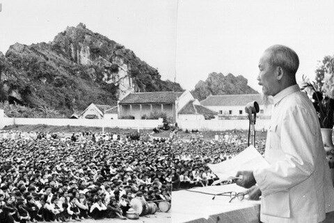 Tư liệu ảnh Chủ tịch Hồ Chí Minh với Tân Trào