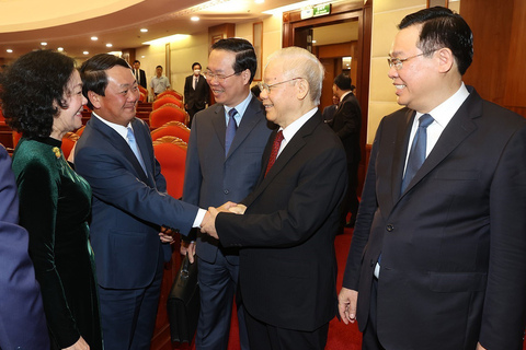 Tư tưởng Hồ Chí Minh về bảo vệ cán bộ bằng thể chế và một số khuyến nghị chính sách