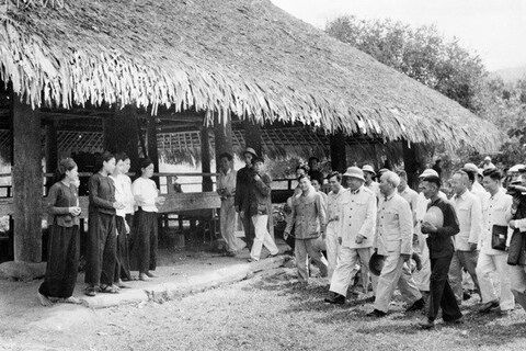 Phim tài liệu: Hồ Chí Minh – Chân dung một con người