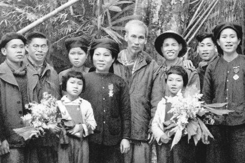 Phim tài liệu: Bác Hồ sống mãi