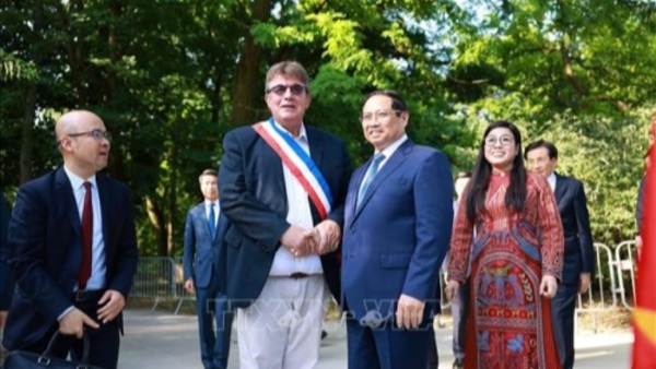 Thủ tướng Phạm Minh Chính dâng hoa tưởng niệm Chủ tịch Hồ Chí Minh tại Montreuil, Pháp