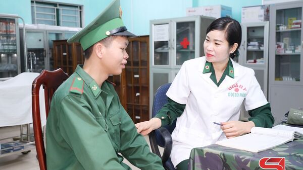 Chiến sĩ quân y làm theo lời Bác