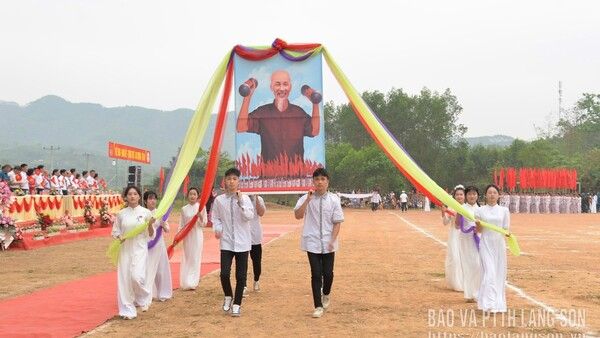 Rèn luyện thân thể theo gương Bác