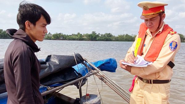 Đại úy Cảnh sát đường thủy học tập và làm theo lời Bác