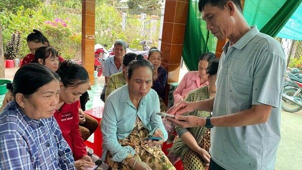 Tận tụy với việc Đảng, việc dân