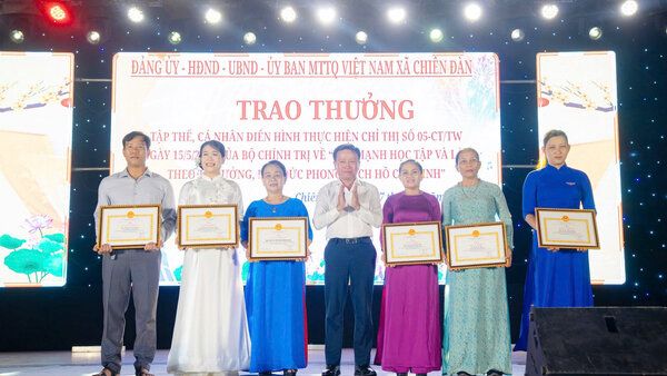 Hết lòng vì nhân dân