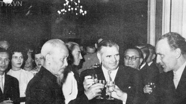 Phim tài liệu: Hồ Chí Minh trong trái tim bạn bè quốc tế (Tập 1)