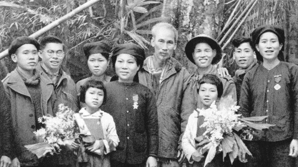 Phim tài liệu: Bác Hồ sống mãi