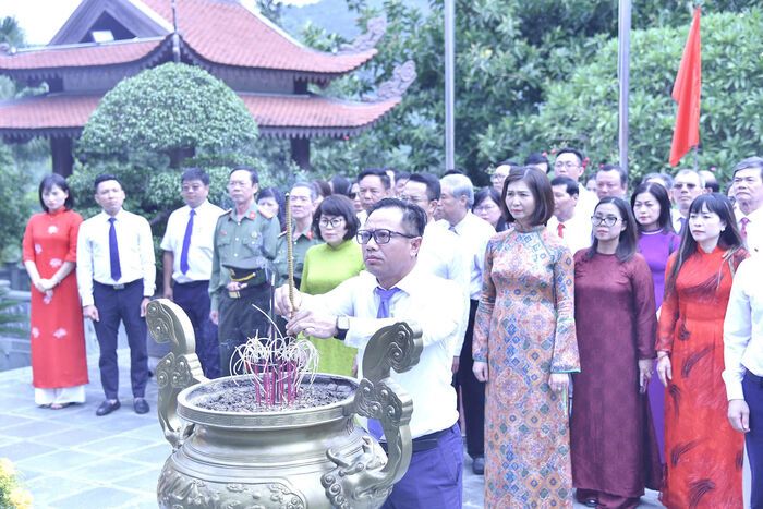 Đảng bộ phường Hoàn Kiếm báo công dâng Bác tại ATK Định Hóa