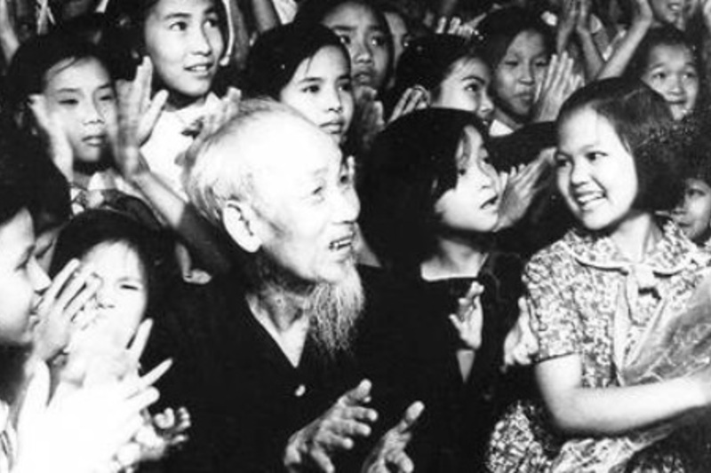 Bác Hồ với các cháu thiếu nhi