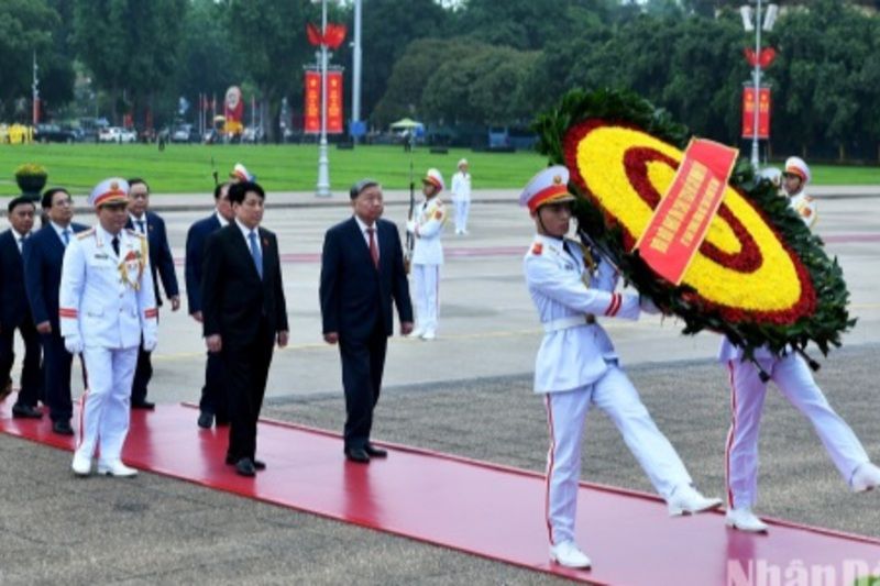 Các đồng chí lãnh đạo Đảng, Nhà nước vào Lăng viếng Chủ tịch Hồ Chí Minh