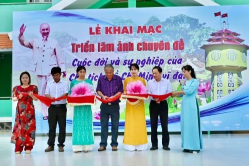Triển lãm ảnh chuyên đề “Cuộc đời và sự nghiệp của Chủ tịch Hồ Chí Minh vĩ đại”