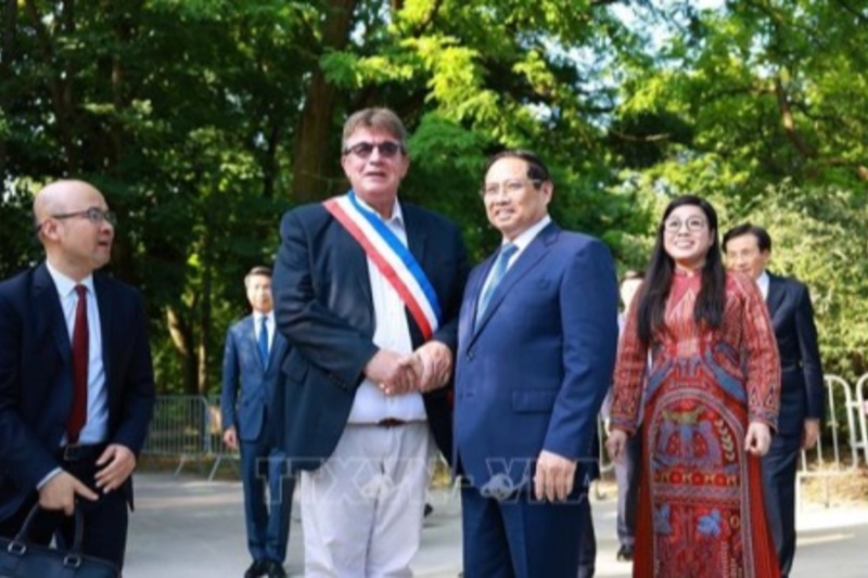 Thủ tướng Phạm Minh Chính dâng hoa tưởng niệm Chủ tịch Hồ Chí Minh tại Montreuil, Pháp