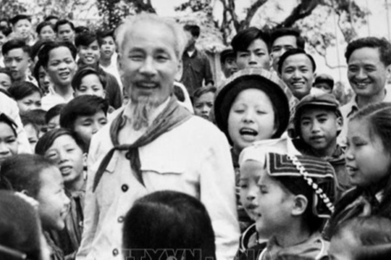 Thiếu niên, nhi đồng bên Lăng Bác Hồ