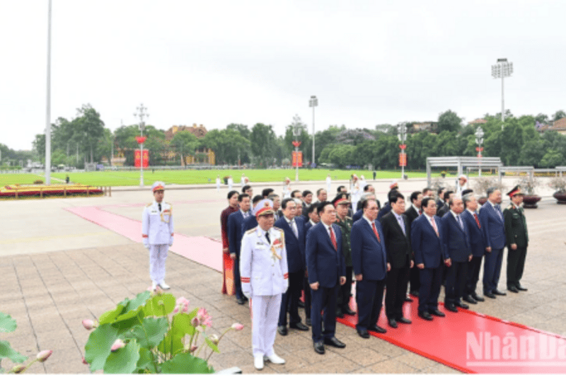 Các đồng chí lãnh đạo Đảng, Nhà nước vào Lăng viếng Chủ tịch Hồ Chí Minh
