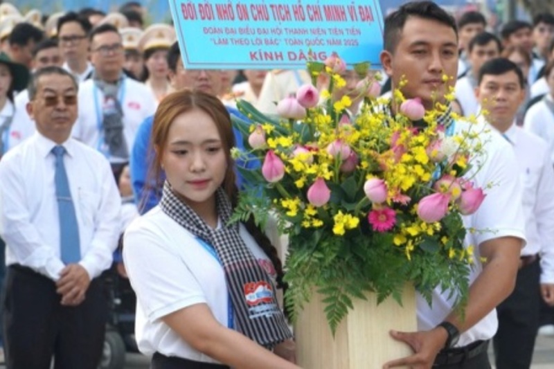 444 đại biểu dâng hoa Chủ tịch Hồ Chí Minh, đón nhận Huy hiệu Thanh niên tiên tiến làm theo lời Bác