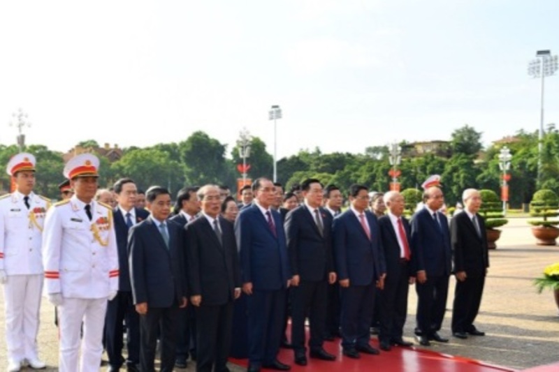 Lãnh đạo Đảng, Nhà nước vào Lăng viếng Chủ tịch Hồ Chí Minh và tưởng niệm các Anh hùng liệt sĩ