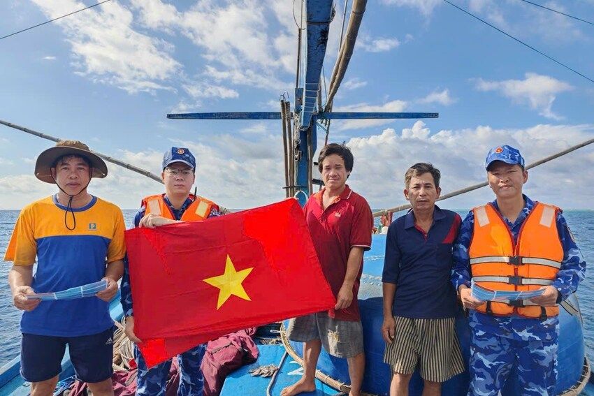 Tàu CSB 6001 (Vùng Cảnh sát biển 2) khắc ghi lời Bác dạy - vững tay lái giữa trùng khơi