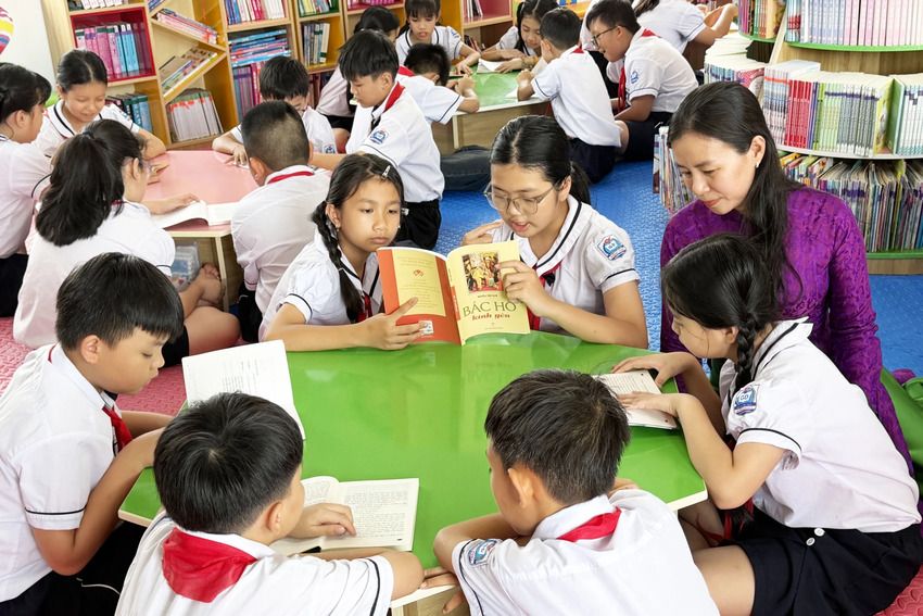 Kể chuyện về Bác bằng tình yêu trẻ thơ
