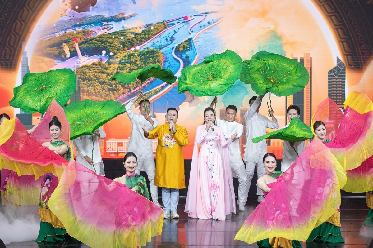 Tong Bi thu To Lam du chuong trinh giao luu nghe thuat 