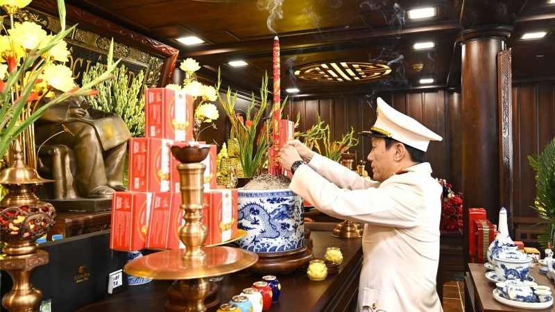 Bộ trưởng Lương Tam Quang thành kính dâng hoa, dâng hương trước anh linh Chủ tịch Hồ Chí Minh. (Ảnh: Cổng thông tin điện tử Bộ Công an)