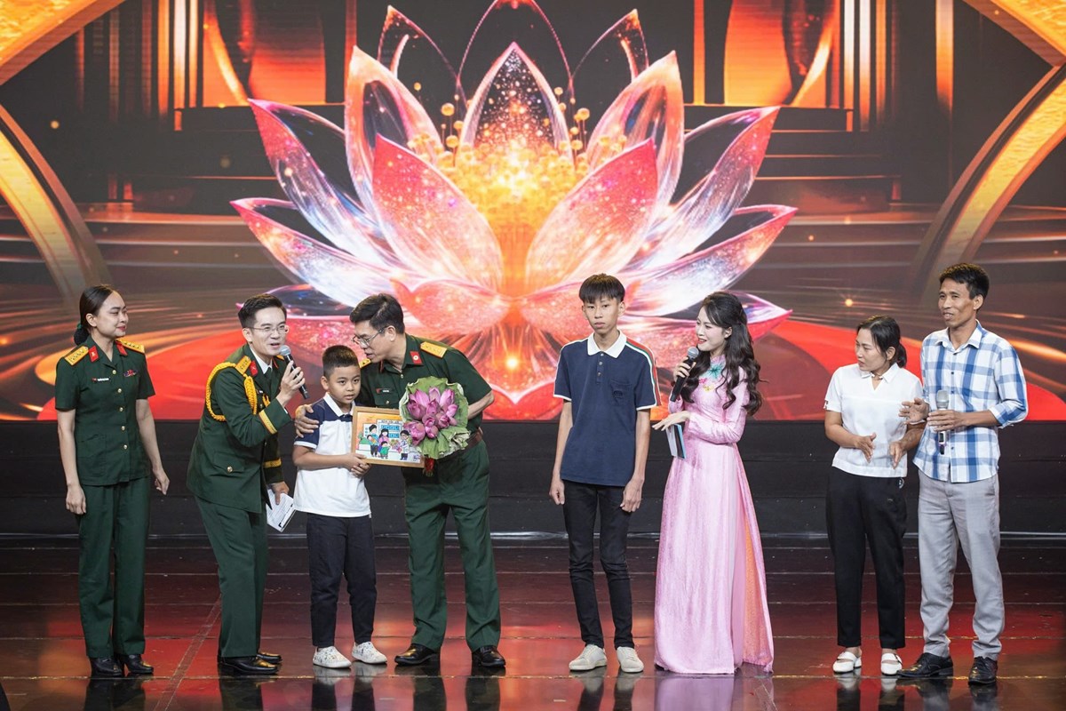 Tong Bi thu To Lam du chuong trinh giao luu nghe thuat 