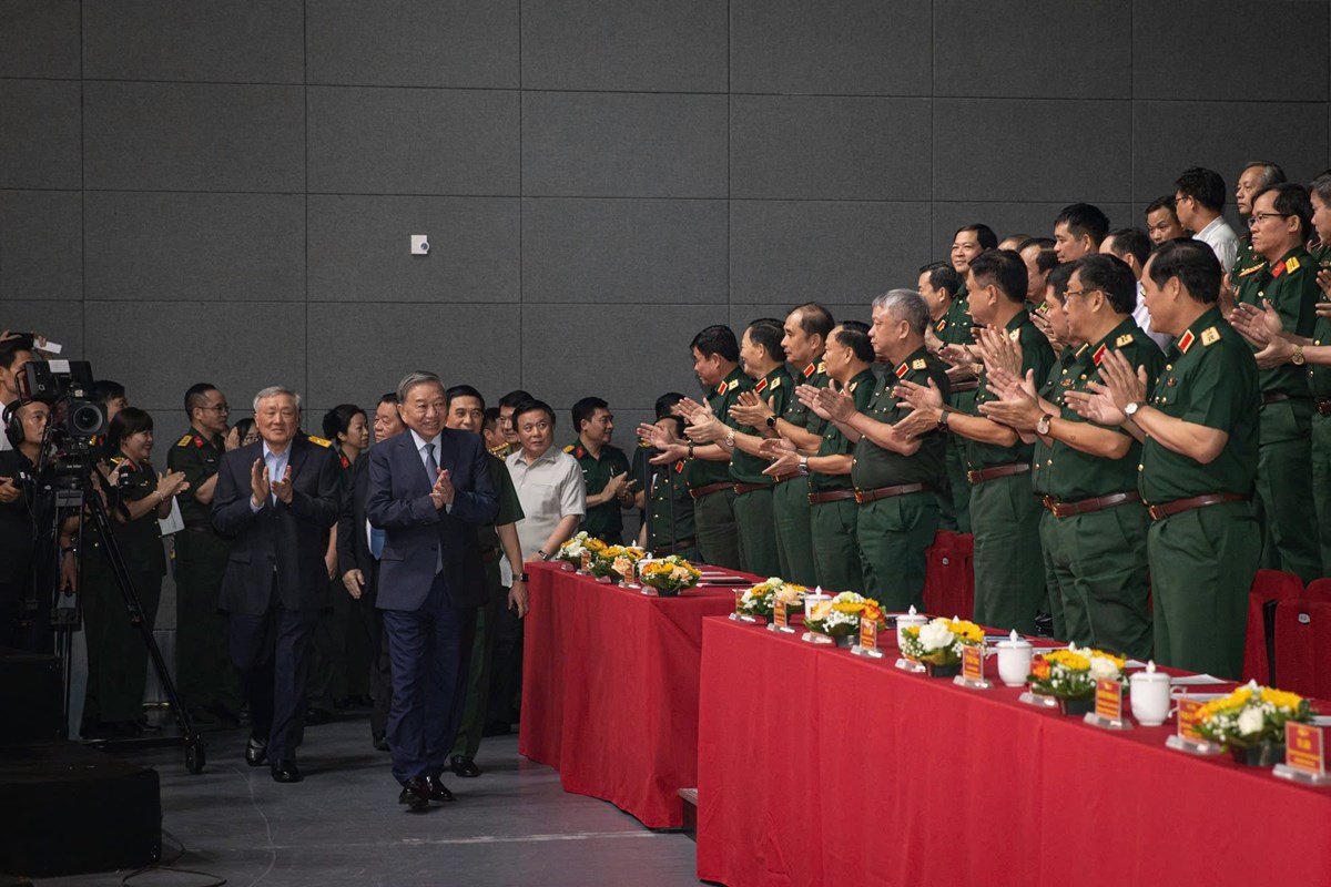Các đại biểu chào mừng Tổng Bí thư Tô Lâm cùng các đồng chí lãnh đạo Đảng, Nhà nước dự chương trình giao lưu nghệ thuật 