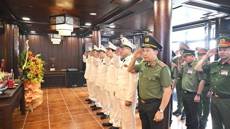 Doan dai bieu Dang uy Cong an Trung uong, lanh dao Bo Cong an dang huong tuong niem Chu tich Ho Chi Minh hinh anh 1