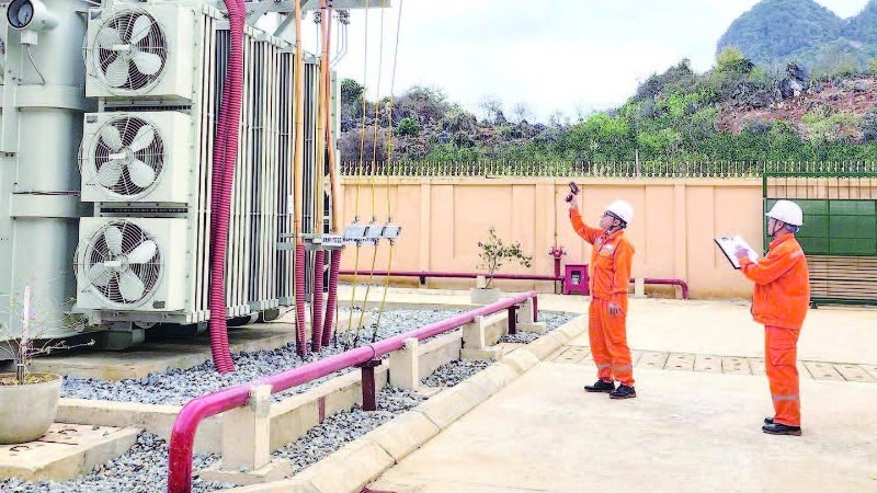 Công nhân Công ty Điện lực Sơn La kiểm tra thiết bị tại Trạm biến áp 110 kV Sơn La 2.