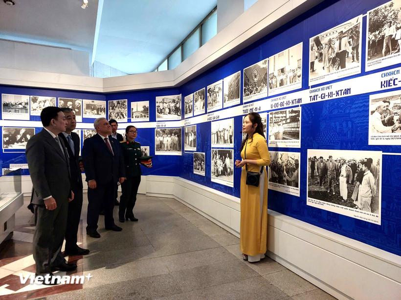 Trưng bày mang đến cơ hội cho công chúng, đặc biệt là thế hệ trẻ, hiểu sâu hơn về hành trình của Chủ tịch Hồ Chí Minh và di sản Người để lại trong nền ngoại giao Việt Nam. (Ảnh: Minh Thu/Vietnam+)