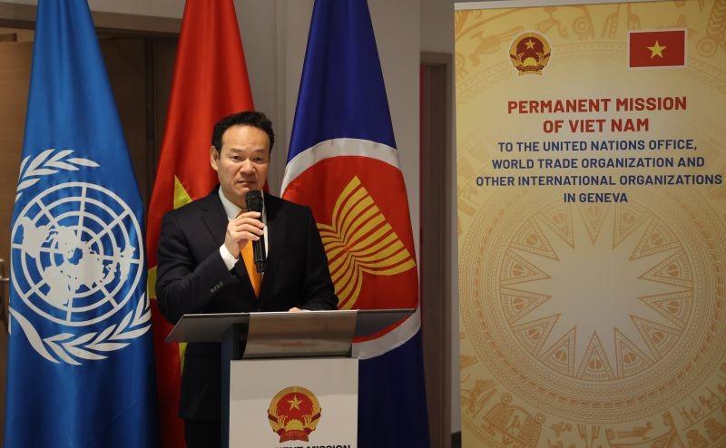 Đại sứ Mai Phan Dũng, Trưởng Phái đoàn Thường trực Việt Nam tại Geneva phát biểu khai mạc tọa đàm.