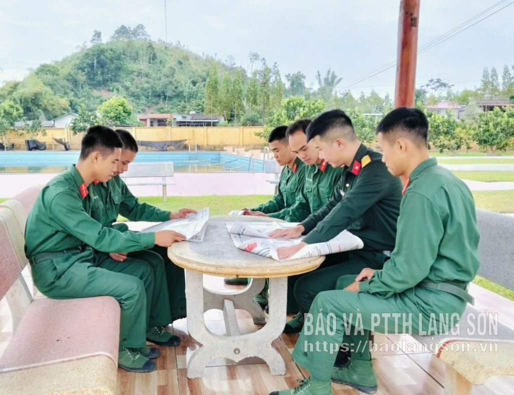 Đo&agrave;n vi&ecirc;n, thanh ni&ecirc;n Tiểu đo&agrave;n 1, Trung đo&agrave;n 123, Bộ Chỉ huy Qu&acirc;n sự tỉnh t&igrave;m hiểu về việc học tập v&agrave; l&agrave;m theo tư tưởng, đạo đức, phong c&aacute;ch Hồ Ch&iacute; Minh