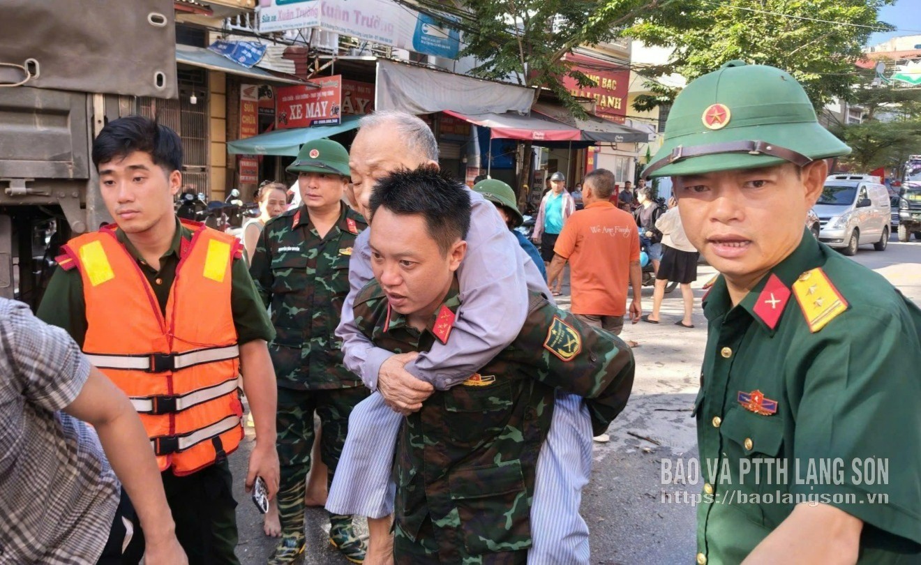 Đo&agrave;n vi&ecirc;n, thanh ni&ecirc;n lực lượng vũ trang tỉnh hỗ trợ người d&acirc;n bị ảnh hưởng bởi mưa, lũ tại x&atilde; Hữu Lũng