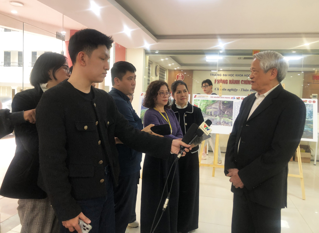 PGS.TS B&ugrave;i Đ&igrave;nh Phong, Viện Hồ Ch&iacute; Minh trao đổi với ph&oacute;ng vi&ecirc;n b&aacute;o ch&iacute; về gi&aacute; trị lịch sử &ldquo;Sự kiện B&aacute;c Hồ về nước: Dấu mốc quan trọng, &yacute; nghĩa lịch sử, gi&aacute; trị trường tồn&rdquo; tại hội thảo.