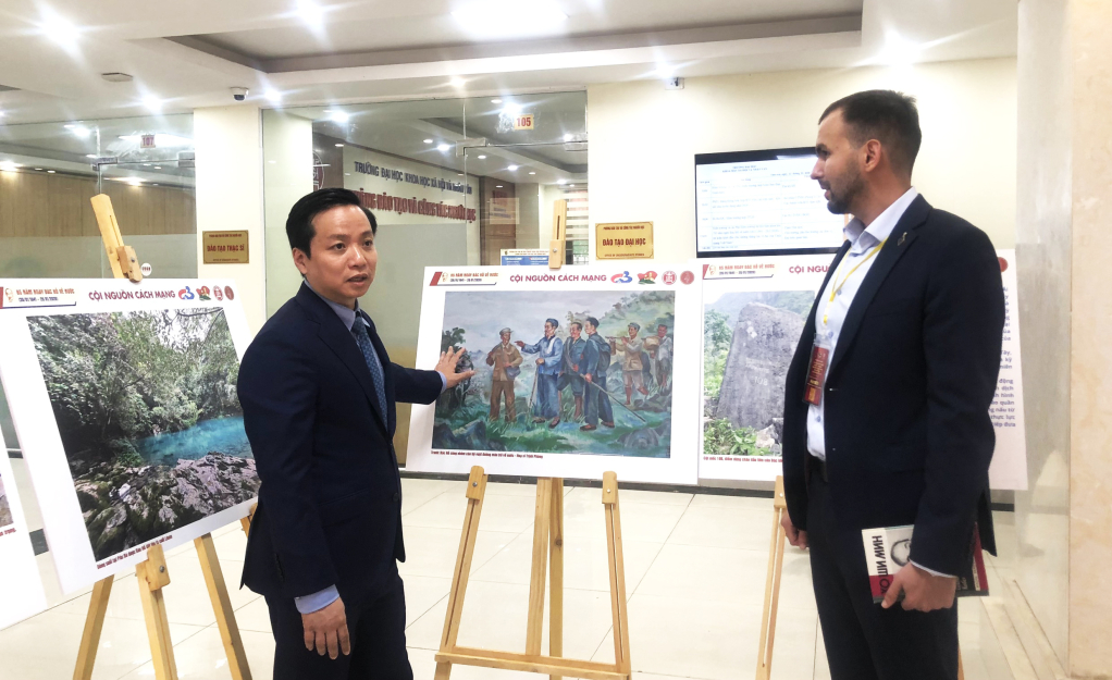 TS. L&ecirc; Hải H&ograve;a, Ph&oacute; B&iacute; thư Tỉnh ủy, Chủ tịch UBND tỉnh Cao Bằng giới thiệu bức tranh của họa sĩ Trịnh Ph&ograve;ng vẽ B&aacute;c Hồ v&agrave; c&aacute;c đồng ch&iacute; c&aacute;n bộ c&aacute;ch mạng trở về P&aacute;c B&oacute;, Cao Bằng ng&agrave;y 28/1/1941 với TS.Aleksandr, Cơ quan Đại diện Thương mại Li&ecirc;n bang Nga tại Việt Nam.