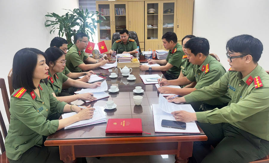 Chi bộ tuy&ecirc;n truyền, gi&aacute;o dục, Ph&ograve;ng C&ocirc;ng t&aacute;c ch&iacute;nh trị C&ocirc;ng an tỉnh Gia Lai sinh hoạt chuy&ecirc;n đề học tập tư tưởng, đạo đức, phong c&aacute;ch Hồ Ch&iacute; Minh.