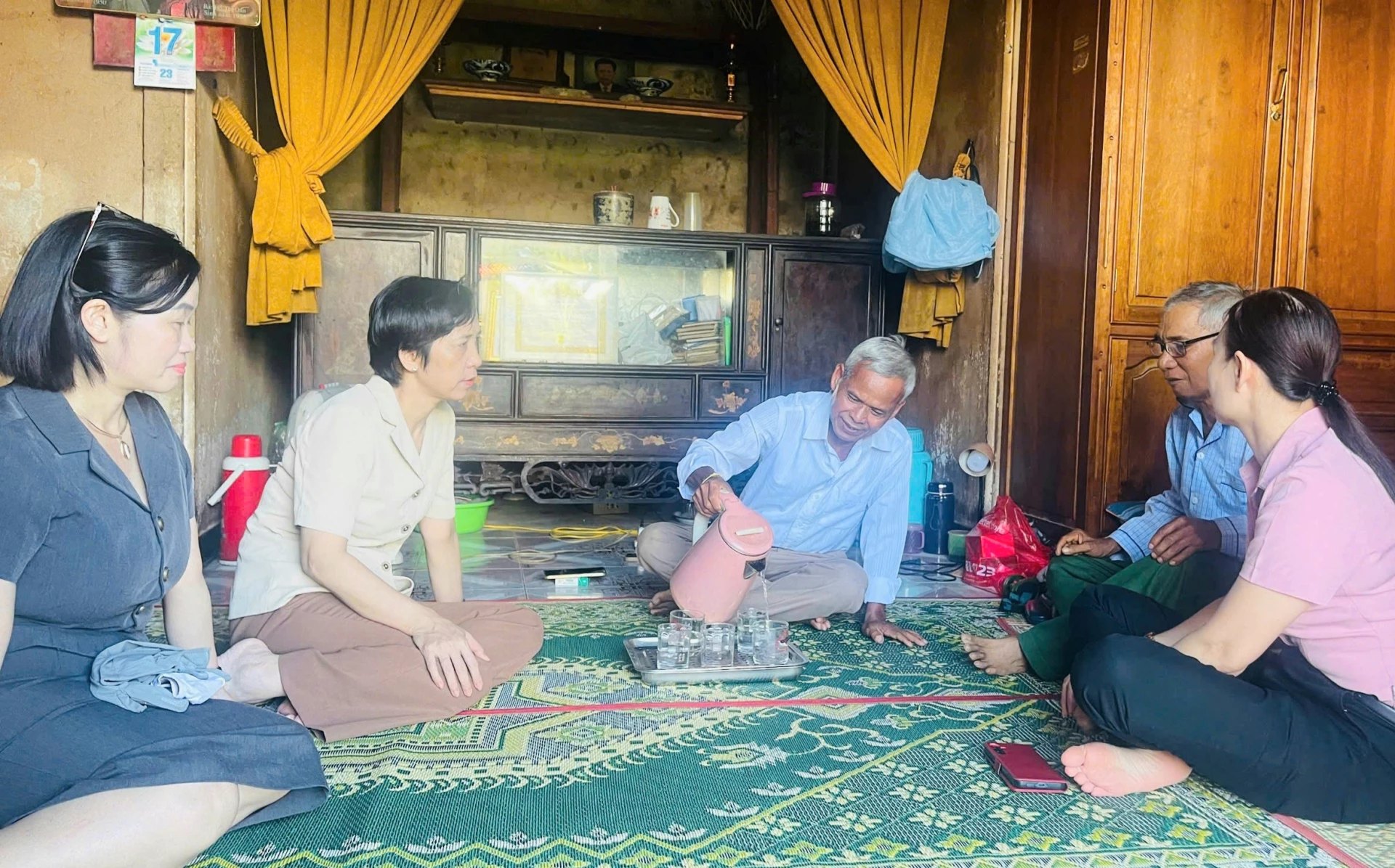 L&atilde;nh đạo x&atilde; Khe Sanh kiểm tra chương tr&igrave;nh x&oacute;a nh&agrave; tạm, nh&agrave; dột n&aacute;t tại th&ocirc;n Của&nbsp;- Ảnh: N.V