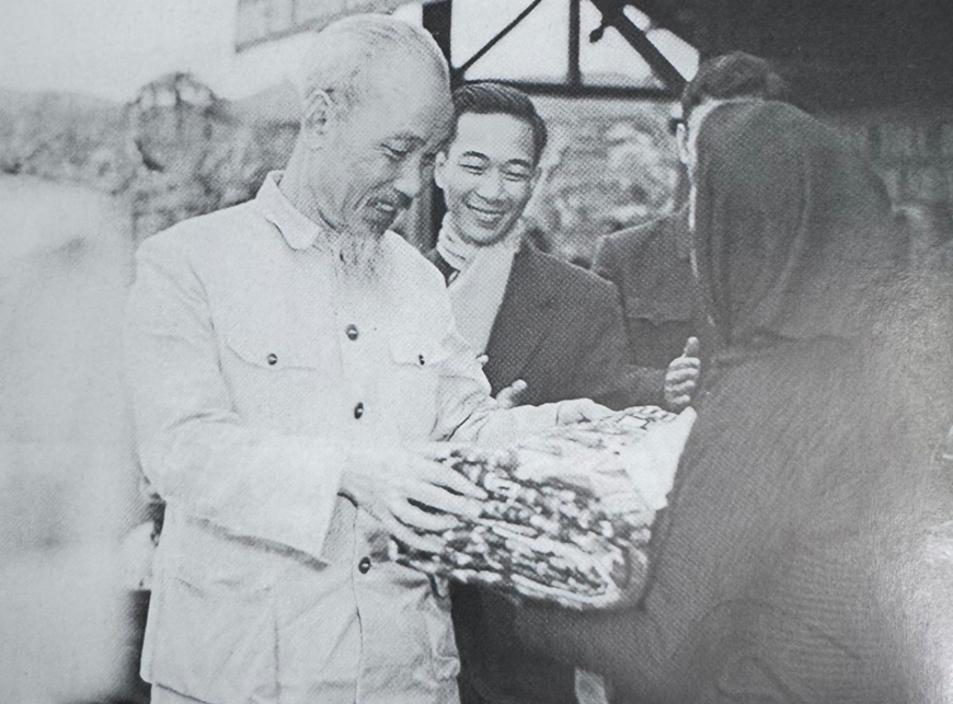 Người về đem tới m&ugrave;a xu&acirc;n-B&agrave;i 1: P&aacute;c B&oacute; in dấu ch&acirc;n Người