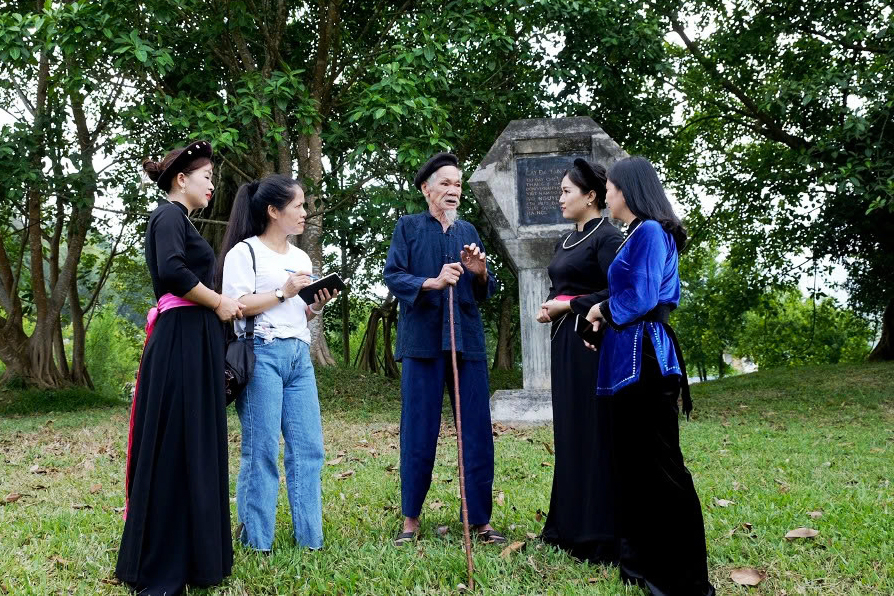 &Ocirc;ng Ho&agrave;ng Ngọc, con trai của l&atilde;o th&agrave;nh c&aacute;ch mạng Ho&agrave;ng Trung Nguy&ecirc;n, người l&agrave;m li&ecirc;n lạc cho L&atilde;nh tụ Nguyễn &Aacute;i Quốc ng&agrave;y ở T&acirc;n Tr&agrave;o (Tuy&ecirc;n Quang) kể chuyện về Tổng khởi nghĩa c&aacute;ch mạng th&aacute;ng 8/1945.