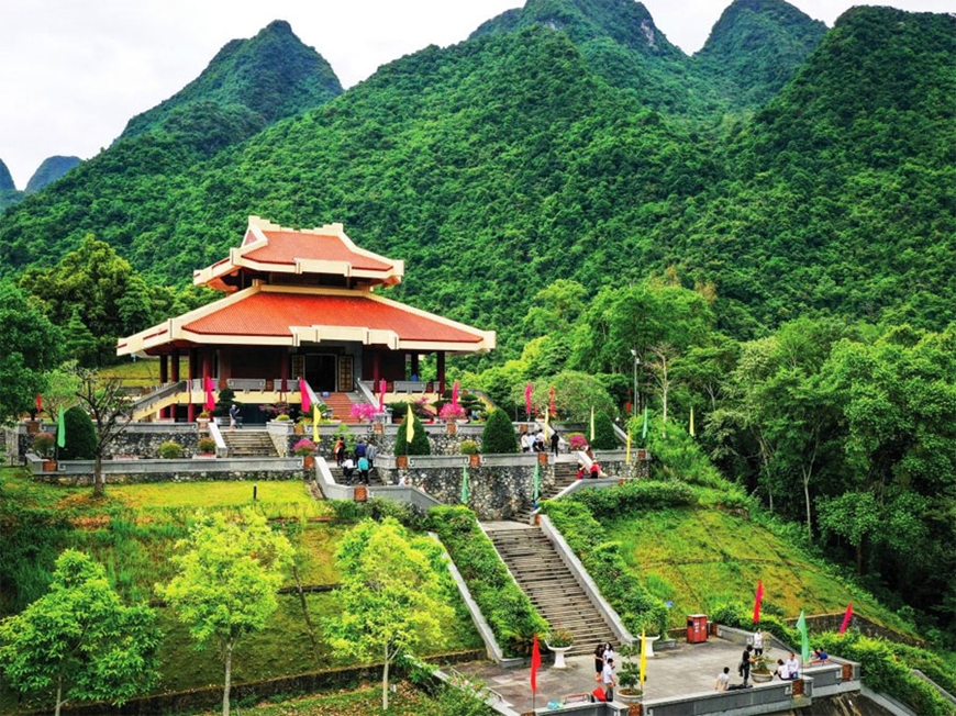 Bác Hồ và đồng bào Pác Bó, Cao Bằng