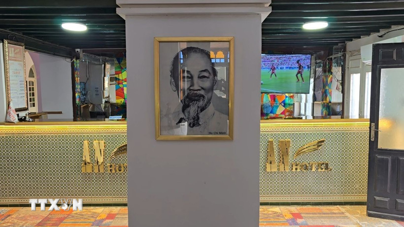 Ảnh B&aacute;c Hồ được kh&aacute;ch sạn treo tại đại sảnh trang trọng. (Ảnh: Nguyễn An/TTXVN)