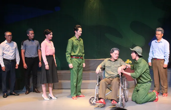 Vở kịch "Đồng ch&iacute;", t&aacute;c phẩm đạt giải A, Giải thưởng s&aacute;ng t&aacute;c, quảng b&aacute; t&aacute;c phẩm văn học, nghệ thuật, b&aacute;o ch&iacute; chủ đề &ldquo;Học tập v&agrave; l&agrave;m theo tư tưởng, đạo đức, phong c&aacute;ch Hồ Ch&iacute; Minh&rdquo; đợt 2, giai đoạn 2021-2025. Ảnh: TH&Uacute;Y B&Igrave;NH