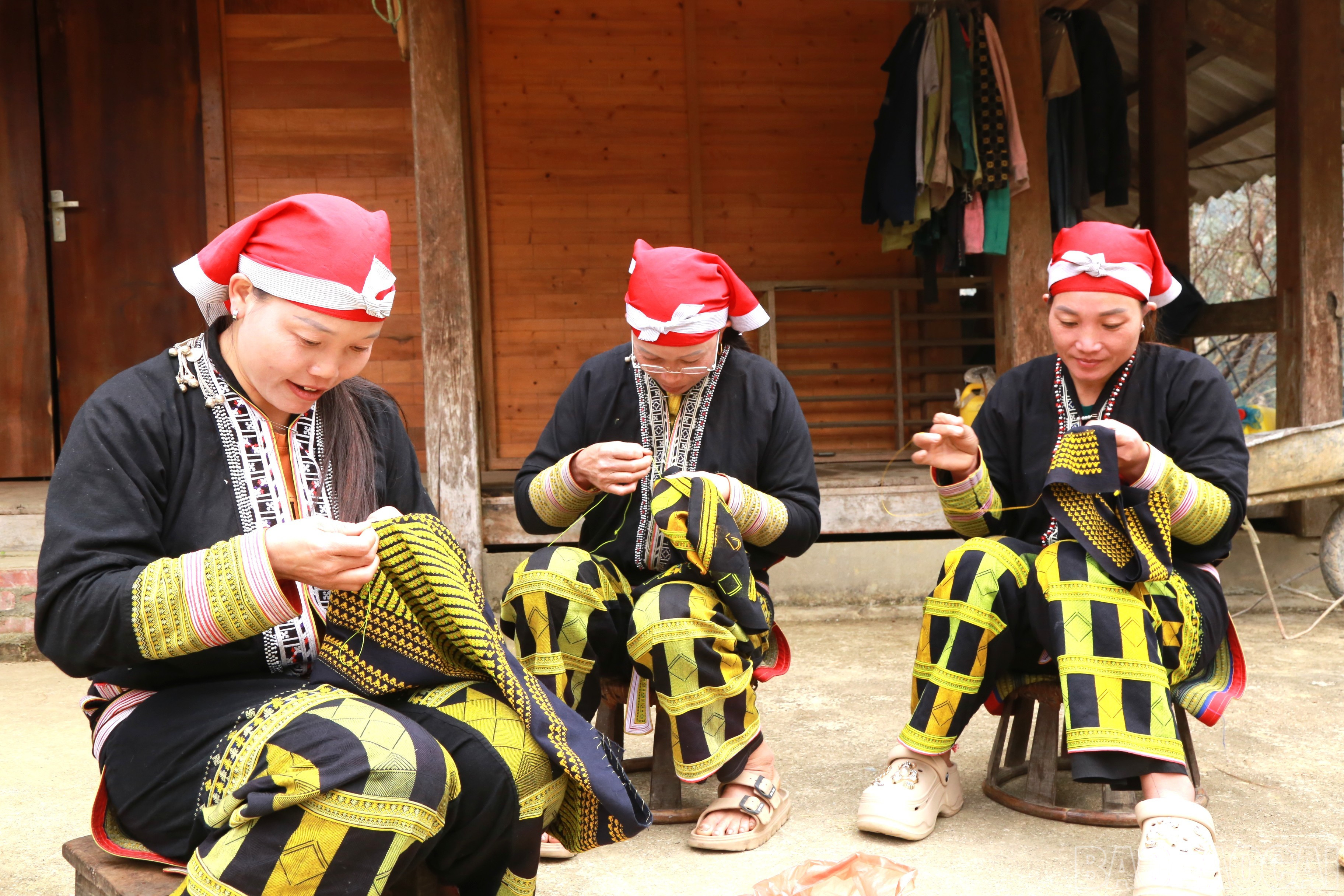 Phụ nữ Dao đỏ thôn Láo Vàng giữ nghề thêu thổ cẩm truyền thống. baolaocai-br_6.jpg