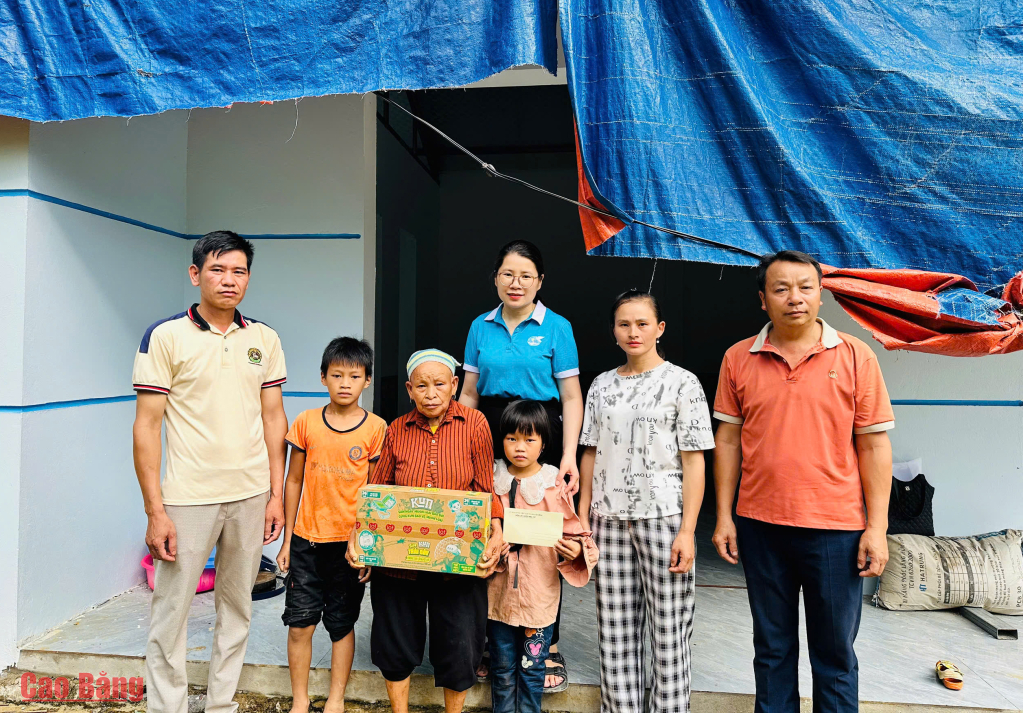 Hội Liên hiệp Phụ nữ xã Nguyên Bình trao kinh phí hỗ trợ trẻ mồ côi trong Chương trình “Mẹ đỡ đầu”.