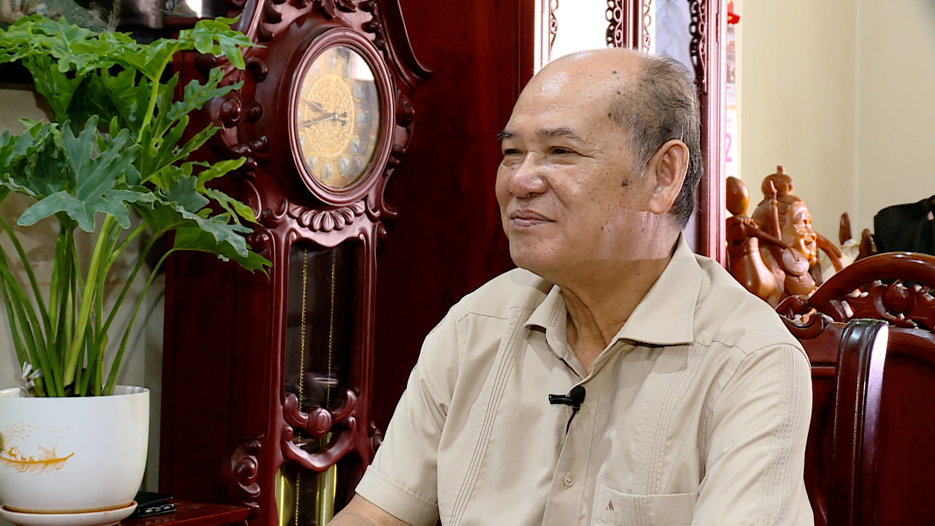 Ông Nguyễn Đức Hà, nguyên Vụ trưởng Vụ Cơ sở Đảng, Ban Tổ chức Trung ương trao đổi về việc đẩy mạnh học tập, thực hành tư tưởng, đạo đức, phương pháp, phong cách Hồ Chí Minh. Ảnh: Quang Hưng