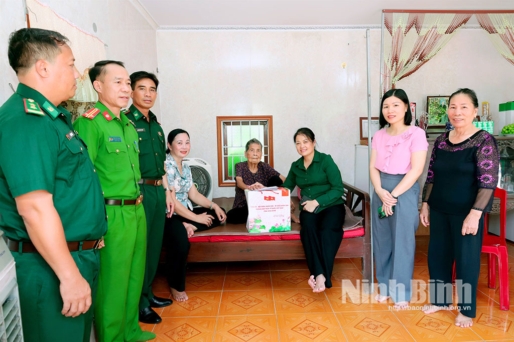 Lãnh đạo xã Hải Tiến thăm, tặng quà gia đình chính sách, người có công nhân kỷ niệm 79 năm Ngày Thương binh - Liệt sĩ.