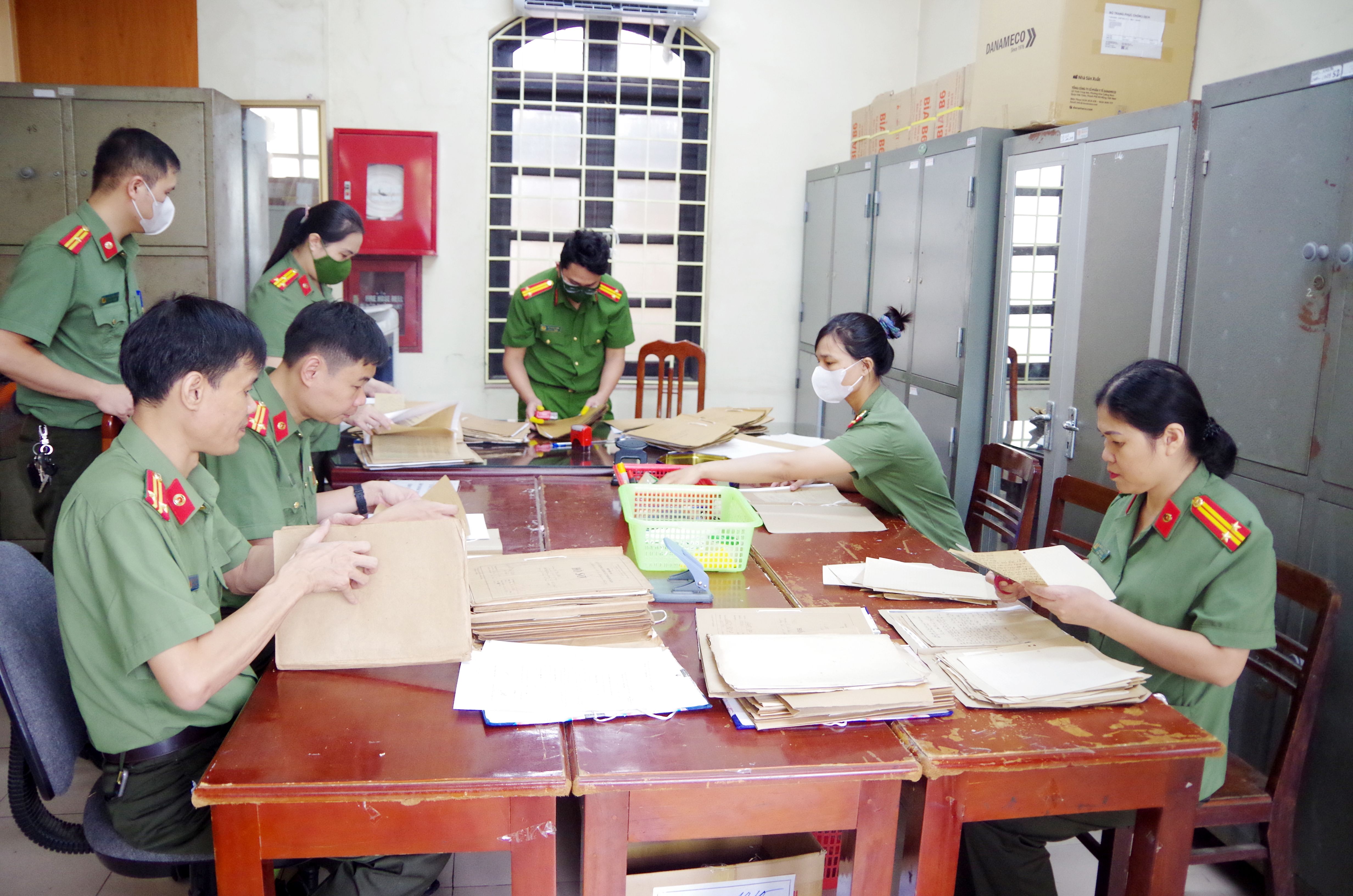 Cán bộ, chiến sĩ Phòng Hồ sơ nghiệp vụ thực hiện số hóa hồ sơ, tài liệu