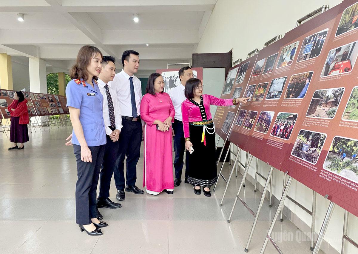 Cán bộ, đảng viên tiêu biểu trong học tập và làm theo Bác  thuộc các cơ quan Đảng tỉnh báo công  với Bác tại Khu di tích lịch sử Pác Pó,  Cao Bằng.